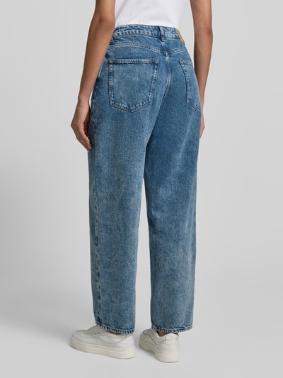 Männermodel trägt Straight Fit Jeans im 5-Pocket-Design Modell 'Joybird' von American Vintage, niebieski denim, widok całej sylwetki z tyłu.
