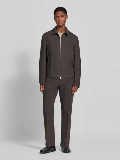 Männermodel trägt Jacke mit Viskose-Anteil van Manuel Ritz in bruin, Materiaalmix, recht pasvorm, Kentkraag, ritssluiting, steekzakken, Ruglengte maat 50: 69 cm, schouderbreedte: 46 cm, borstwijdte: 55 cm, mouwlengte: 67 cm, Ganzkörperansicht van voren.