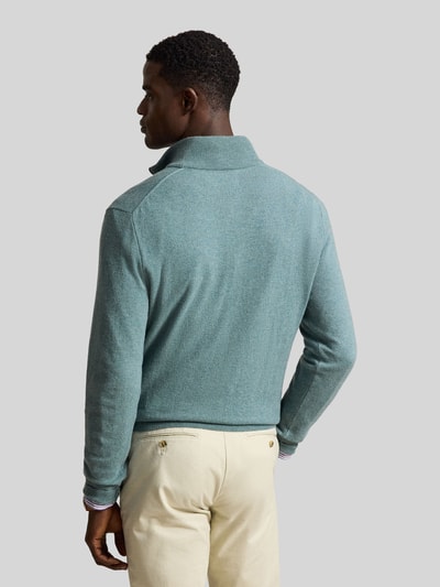 Männermodel trägt Regular Fit Troyer aus reiner Wolle von Polo Ralph Lauren in Hellblau, beige Hose, Ganzkörperansicht Rückansicht.
