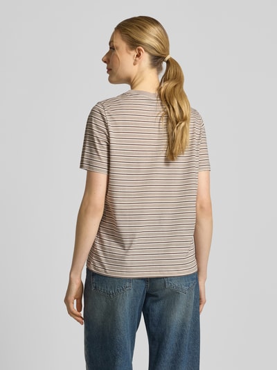 Frauenmodel trägt Regular Fit T-Shirt aus reiner Baumwolle Modell 'PAULINA' von Vero Moda, Optik:Allover-Muster, gestreift, Rückansicht