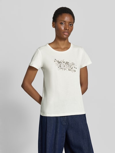 Vrouwenmodel draagt T-shirt met strass-steentjes van Liu Jo Sport, puur katoen, recht model, ronde hals, motiefprint, ruglengte bij maat S 60 cm. Ganzlichaamsaanzicht van voren.
