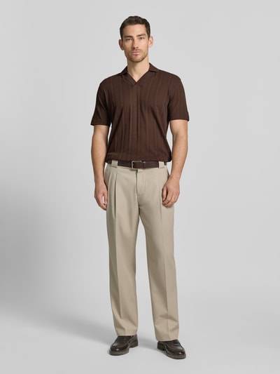 Männermodel trägt Regular Fit Poloshirt aus Baumwoll-Mix Modell 'TRAVIS' von SELECTED HOMME, Optik: Unifarben, Struktur, Polokragen, V-Ausschnitt, kurze Knopfleiste, Kurzarm, Materialverarbeitung: Jacquard, Ganzkörperansicht von vorne.