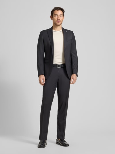 Männermodel trägt Anzughose aus Schurwolle Modell 'Cole' von CG - Club of Gents in Schwarz, Slim Fit, Ganzkörperansicht von vorne.