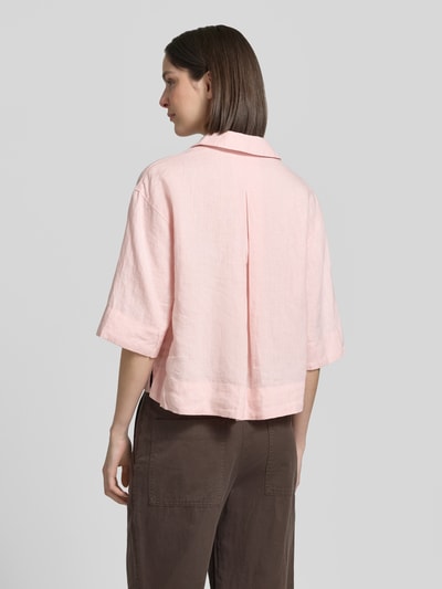 Frauenmodel trägt Regular Fit Leinenbluse mit Brusttasche Modell 'Flippa' von OPUS in zartem Rosa, strukturierte Leinenoptik, Ganzkörperansicht Rückansicht, reine Leinenqualität, Hemdblusenkragen, V-Ausschnitt, Rückenlänge 56 cm, Ärmellänge 31 cm.