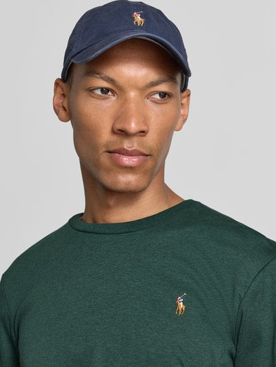 Männermodel trägt Regular Fit Langarmshirt aus reiner Baumwolle Modell 'PIMA' von Polo Ralph Lauren in Dunkelgrün, Nahaufnahme Oberkörper, Herren Langarmshirt von Polo Ralph Lauren