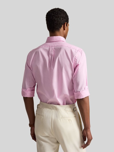Männermodel trägt Regular Fit Freizeithemd aus reiner Baumwolle von Polo Ralph Lauren, Optik: Unifarben, Twill, Ganzkörperansicht Rückansicht.