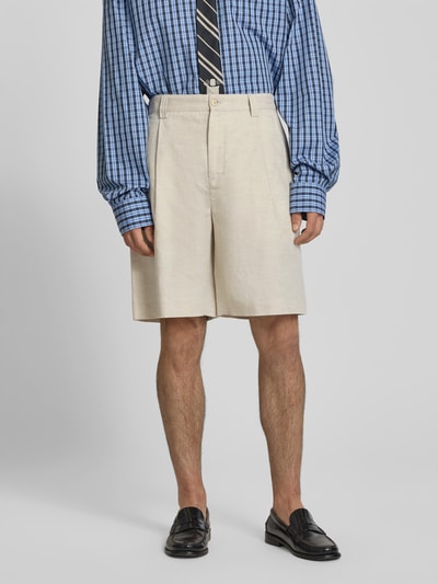 Männermodel trägt Straight Fit Shorts mit Leinen-Anteil von MAISON KITSUNÉ, beige Baumwoll-Mix, Bundfalten, Gesäßtaschen, Nahaufnahme Oberschenkelansicht von vorne.
