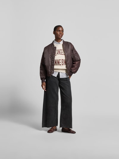 Frauenmodel trägt Oversized Sweatshirt aus Baumwoll-Mix von Anine Bing, Damen Sweatshirt mit Rundhalsausschnitt, Label-Stitching, elastische Abschlüsse, Rückenlänge bei Größe S 57 cm, helle Farben, weiche Textur, Ganzkörperansicht von vorne.