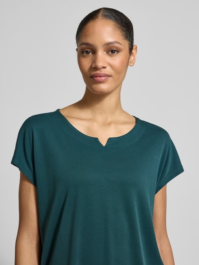 Modelka nosi Regular Fit T-Shirt aus Modal-Mix von Tom Tailor, efekt: jednolity kolor, dekolt w łódkę, bez rękawów, pika, mieszanka modalu, zbliżenie na górną część ciała