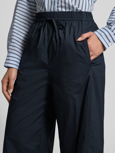 Vrouwenmodel draagt Hose mit elastischem Bund van Lanius in donkerblauw, puur katoen, relaxed fit, tunnelkoord, detailopname taille.