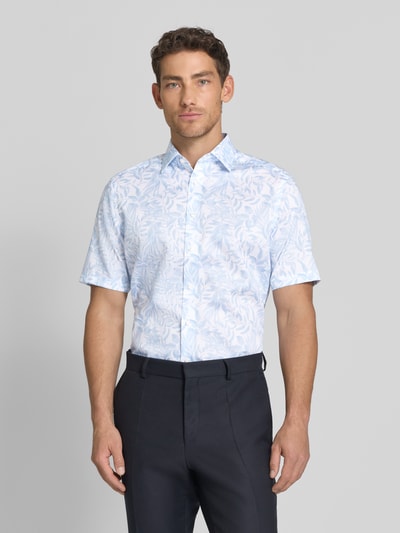 Männermodel trägt Modern Fit Business-Hemd mit Kentkragen von OLYMP, weiß-blau, Allover-Look, reine Baumwolle, Ganzkörperansicht von vorne.