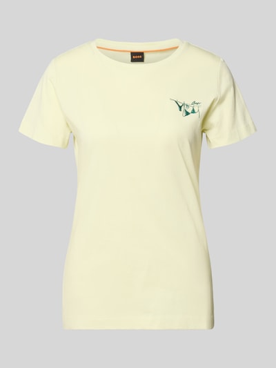 Frauenmodel trägt Regular Fit T-Shirt aus reiner Baumwolle Modell 'C-Elove_4' von BOSS Orange in Unifarbe mit Rundhalsausschnitt, Ganzkörperansicht von vorne.