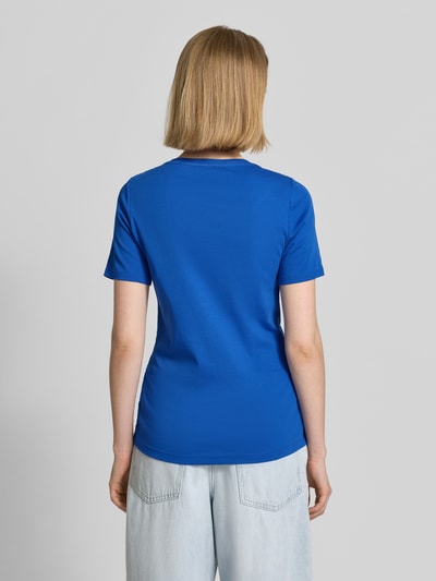 Frauenmodel trägt Regular Fit T-Shirt aus reinem Baumwoll-Interlockjersey von s.Oliver RED LABEL in Uniblau mit kurzem Arm, Ganzkörperansicht Rückansicht.