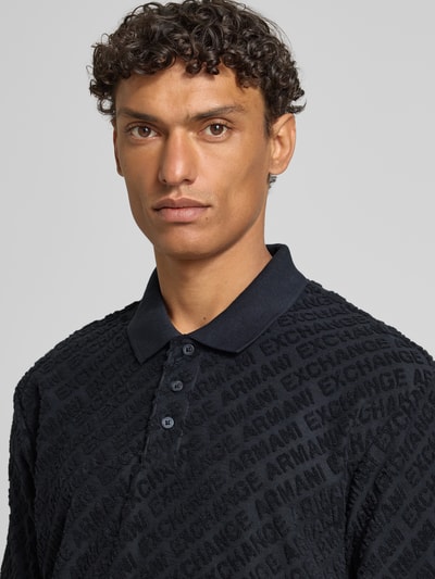 Männermodel trägt Slim Fit Poloshirt mit Logo-Muster von ARMANI EXCHANGE, Baumwoll-Mix, Knopfleiste, Nahaufnahme Oberkörper.