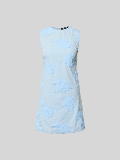 Produktfoto, Minikleid mit Stretch-Anteil von ROTATE in Hellblau aus Reine Baumwolle mit Florale-Stickereien, taillierter Passform, Rundhalsausschnitt, Ärmelloses-Design.