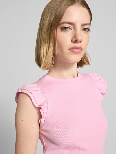 Frauenmodel trägt Slim Fit Top mit Rüschenbesatz von Rich & Royal in Rosa, Baumwoll-Mix, Rundhalsausschnitt, Ärmelloses-Design, Nahaufnahme Oberkörper.