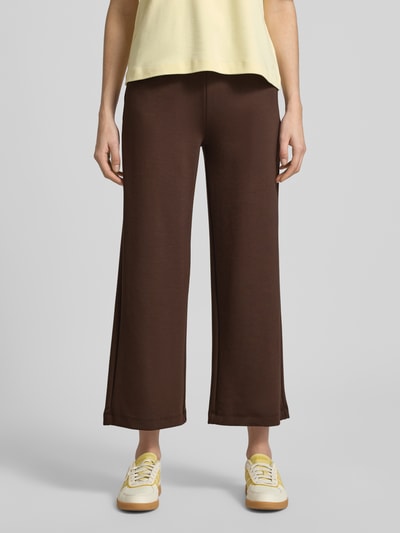 Frauenmodel trägt Sweatpants mit elastischem Bund von Soyaconcept im Material-Mix mit Modal-Anteil, Wide-Leg, Tunnelzug, Ganzkörperansicht von vorne.