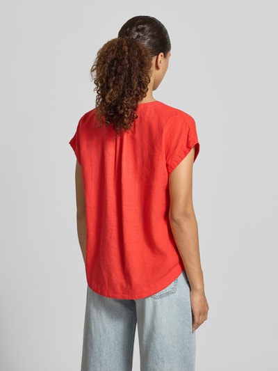 Frauenmodel trägt Blusenshirt aus Leinen-Viskose-Mix Modell 'INA' von Soyaconcept in Rot, gerader Schnitt, Kappärmel, Rückenlänge 61 cm, Ärmellänge 20 cm, Ganzkörperansicht Rückansicht.
