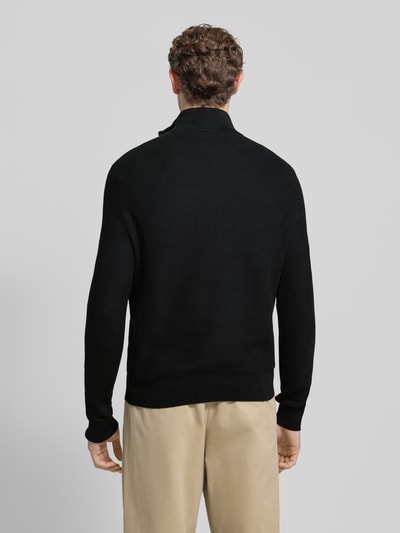 Männermodel draagt Gebreide pullover met labelstitching van Polo Ralph Lauren, puur katoen, regular fit, ribboorden, opstaande kraag, korte ritssluiting, ruglengte maat M 70 cm, mouwlengte maat M 68 cm, geheel zwart met gladde textuur. Ganzkörperansicht Rückansicht.