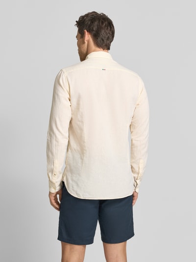 Männermodel trägt Regular Fit Business-Hemd aus Leinen-Baumwoll-Mix Modell 'ROMA' von FIL NOIR in Beige mit Knopfleiste, Ganzkörperansicht Rückansicht.