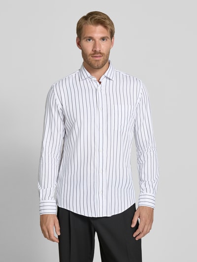 Männermodel trägt weißes Regular Fit Freizeithemd aus Baumwoll-Lyocell-Mix Modell 'H-ROB-SP-P-263' von BOSS mit schwarzen Streifen, Herren Freizeithemd, Ganzkörperansicht von vorne.