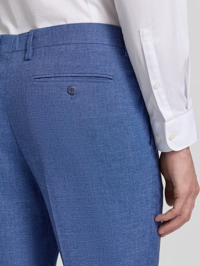 Männermodel trägt Slim Fit Anzughose mit Bügelfalten van Christian Berg Men, materiaalmix met viscose, structuurpatroon, detailaufnahme achterzijde