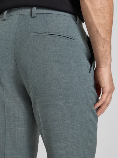 Männermodel trägt Regular Fit Anzughose mit Schurwoll-Anteil Modell 'LEON' von BOSS, Optik:Allover-Muster, feines Strukturmuster, Nahaufnahme Rückansicht.