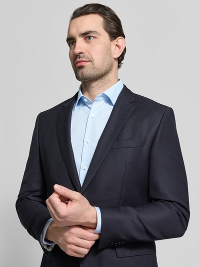 Męski model nosi Slim Fit Businesshemd mit Kentkragen von OLYMP No. Six, jasnoniebieski, gładki, krój slim fit, długi rękaw, elastyczny bawełniany mix, perspektywa: zbliżenie na górną część ciała.