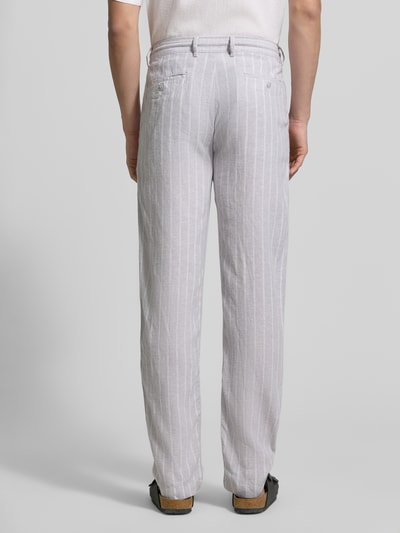 Männermodel trägt Regular Fit Hose aus Leinen-Viskose-Mix von MCNEAL in Hellgrau mit weißen Streifen, Eingrifftaschen, Ganzkörperansicht Rückansicht. Bundweite bei Größe M: 46 cm, Innenbeinlänge bei Größe M: 84 cm.