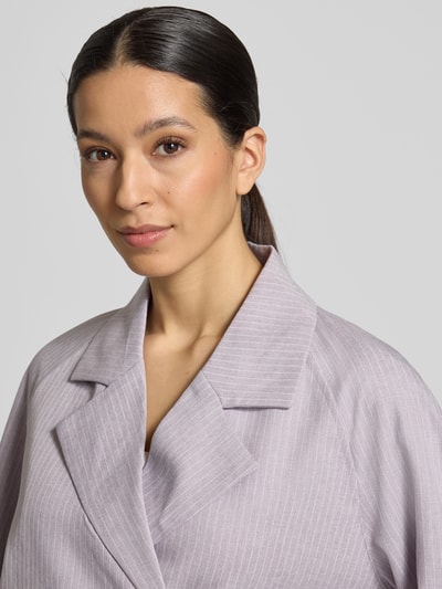 Vrouwenmodel draagt Regular Fit blazer met reverskraag model 'Amiri' van LOLLYS LAUNDRY, materiaalmix met viscose, Nahaufnahme bovenlichaam.