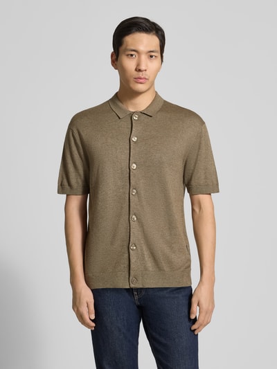 Männermodel trägt Freizeithemd mit 1/2-Arm Modell 'BELLS' von Casual Friday in Braun mit Knopfleiste aus Baumwoll-Lyocell-Mix, Regular-Fit, Polokragen, Rückenlänge 69 cm, Schulterbreite 53 cm, Ärmellänge 24 cm, Ganzkörperansicht von vorne