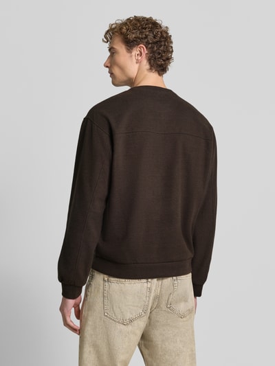Mannenmodel draagt pullover met ronde hals Model 'KARIO' van DRYKORN in donkerbruin, katoenmix, los model, elastische boorden, ruglengte maat M 70 cm, mouwlengte maat M 64 cm, volledige lichaamsweergave rugaanzicht