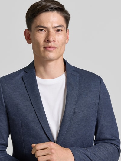 Männermodel trägt Regular Fit Anzugsakko mit Viskose-Anteil von s.Oliver BLACK LABEL in Melange-Optik, Nahaufnahme Oberkörper.