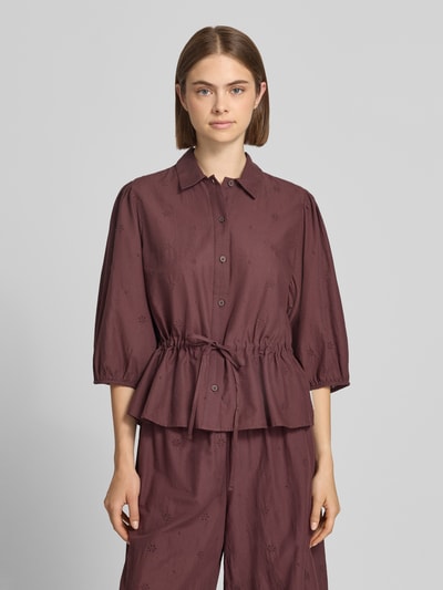 Frauenmodel trägt Regular Fit Kurzarmbluse aus reiner Baumwolle von Marc O'Polo in Dunkelrot, strukturierte Oberfläche, Ganzkörperansicht von vorne, Damen Kurzarmbluse von Marc O'Polo DENIM.
