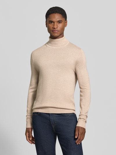 Männermodel trägt Wollpullover mit Rollkragen von Christian Berg Men in Beige, gerader Schnitt, gerippte Abschlüsse, Ganzkörperansicht von vorne.