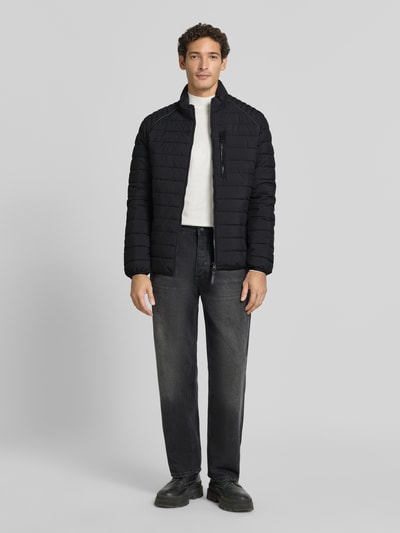 Männermodel trägt schwarze Steppjacke mit Stehkragen und Reißverschlusstaschen von LERROS, Regular Fit, Ganzkörperansicht von vorne.