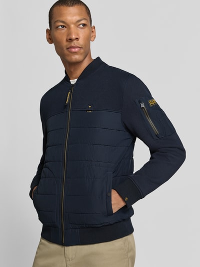 Mannenmodel draagt PME Legend Sweatjacke mit Steppnähten und Stehkragen, donkerblauw, katoen-mix, slim fit, volledige voorkant weergave.
