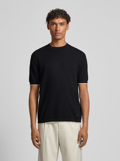 Männermodel trägt Strickshirt mit Strukturmuster und Rundhalsausschnitt von Emporio Armani, Reine Baumwolle, Regular-Fit, Schwarz, Ganzkörperansicht von vorne. Rückenlänge bei Größe M: 65 cm.