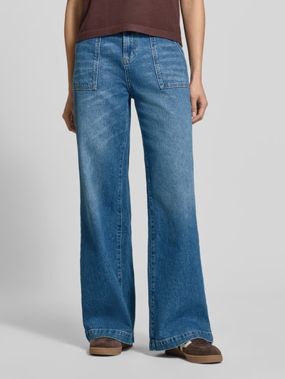 Frauenmodel trägt Loose Fit Jeans aus Baumwoll-Mix Modell 'LOLA' von Cars Jeans in Mittelblau, strukturierte Oberfläche, Ganzkörperansicht von vorne, Damen Jeans mit Eingriff- und Gesäßtaschen, Knopf- und Reißverschluss, Bundweite 44 cm, Innenbeinlänge 80 cm.