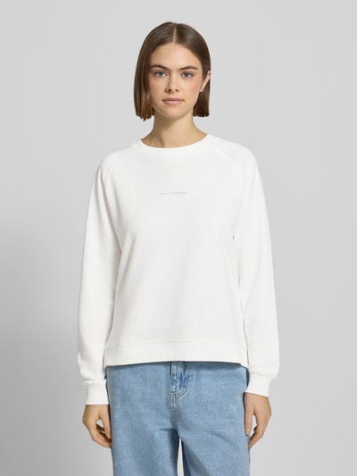 Kobiece model prezentuje Regular Fit Sweatshirt aus reiner Baumwolle od Marc O'Polo Denim, efekt: jednolity kolor, napis z logo, okrągły dekolt, długi rękaw, wykończenie: prążkowane i boczne rozcięcia, dzianina dresowa z czystej bawełny; całkowity widok z przodu.