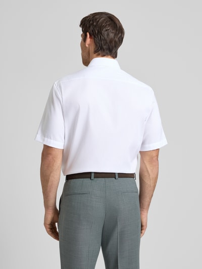 Męski model nosi Comfort Fit Business-Hemd aus Baumwolle mit Kentkragen od ETERNA, biała bawełna, krój comfort fit, kołnierzyk typu kent, listwa guzikowa, kieszenie na piersi, rękaw o dł. 1/2, długość tyłu w rozmiarze 40: 80 cm, szerokość ramion w rozmiarze 40: 45 cm, długość rękawów w rozmiarze 40: 30 cm, gładka tekstura, prostokątne linie, perspektywa: całkowita widoczność z tyłu