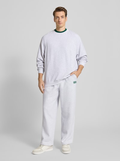 Männermodel trägt Sweatshirt mit gerippten Abschlüssen Modell 'ATUBAY' von American Vintage, Baumwoll-Elasthan-Mix, lockerer Schnitt, hellgrau, Ganzkörperansicht von vorne.