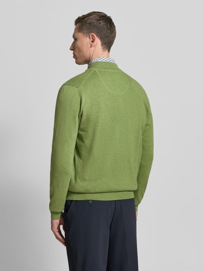 Männermodel draagt Cardigan met opstaande kraag en ritssluiting van Fynch-Hatton, puur katoen, regular fit, ruglengte maat M 67 cm, mouwlengte 71 cm, labelstitching, groen, Ganzkörperansicht Rückansicht.