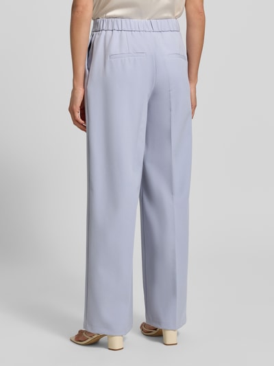 Frauenmodel trägt Regular Fit Weite HOSE mit Bügelfalten von s.Oliver BLACK LABEL, Optik: Unifarben, Materialverarbeitung: Twill, Ganzkörperansicht Rückansicht.
