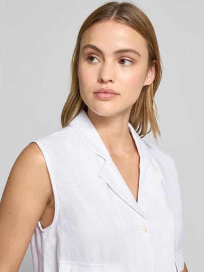 Frauenmodel trägt Weste aus Leinen-Mix mit Pattentaschen Modell 'Lava' von FREE/QUENT in Weiß, strukturierter Stoff, Nahaufnahme Oberkörper, Regular Fit mit Reverskragen und Knopfleiste, Viskose-Anteil.