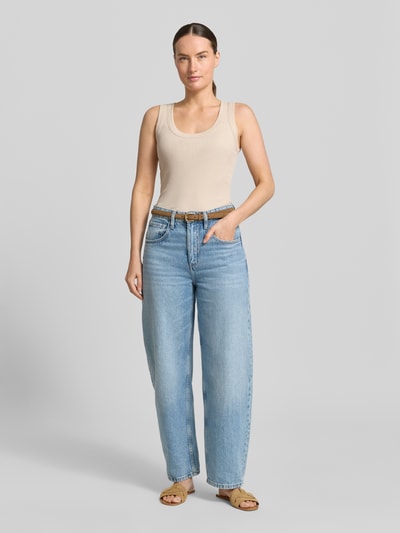 Kobiece model prezentuje top Tanktop mit Rundhalsausschnitt Modell 'TAVIRA' od Drykorn, bawełna, dopasowany krój, drobne prążkowanie, okrągły dekolt, długość tyłu w rozmiarze S: 41 cm, widok pełnej sylwetki z przodu.