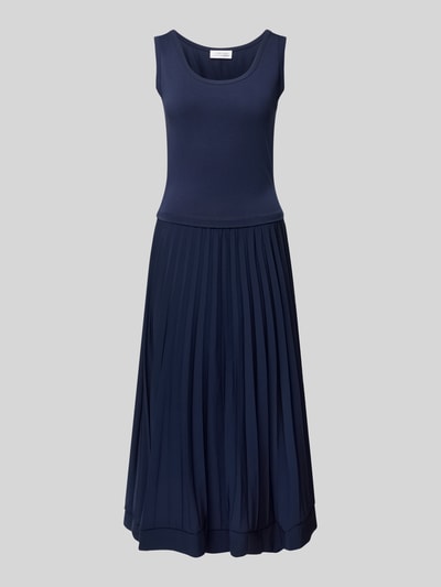 Produktfoto, dunkelblaues Midikleid im 2-in-1-Look Modell 'REMI' von GUIDO MARIA KRETSCHMER WOMAN, A-Linie, ärmellos, feine Falten, glatte Textur.