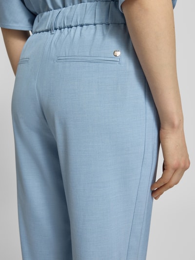 Vrouwenmodel draagt lichtblauwe dames broek van viscosemix met stretch, model 'Bai Roy' van MOS MOSH, detailopname achterkant.
