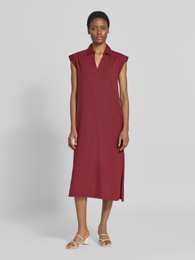 Frauenmodel trägt Gerades Freizeitkleid aus reiner Baumwolle von s.Oliver RED LABEL in Dunkelrot, glatte Textur, Ganzkörperansicht von vorne.