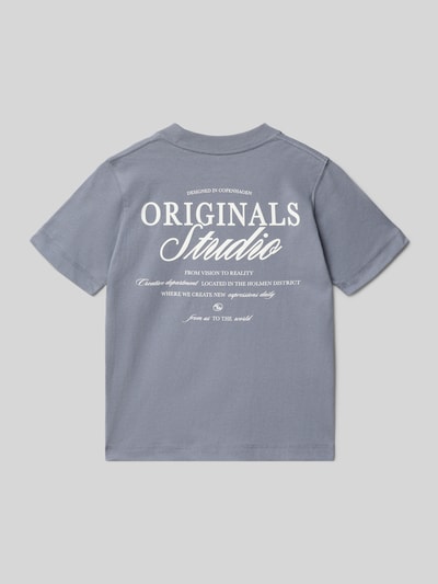 Jongen draagt Regular Fit T-shirt met Statementprint model 'Bro' van Jack & Jones, puur katoen, ronde hals, ruglengte maat 140: 50 cm, ganzkörperansicht rückansicht.